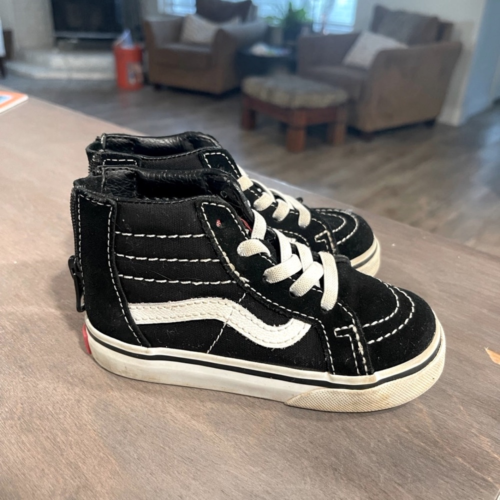 7T Sk8-Hi Vans
